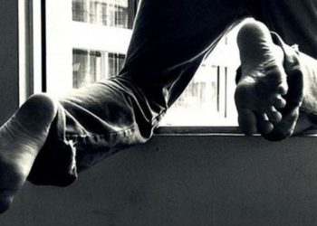 Окуучунун көп кабаттуу үйдүн терезесинен секирип, көз жумушу. Супермаркеттин күзөтчүлөрү абактан бошотулду