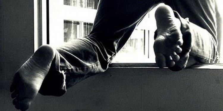 Окуучунун көп кабаттуу үйдүн терезесинен секирип, көз жумушу. Супермаркеттин күзөтчүлөрү абактан бошотулду