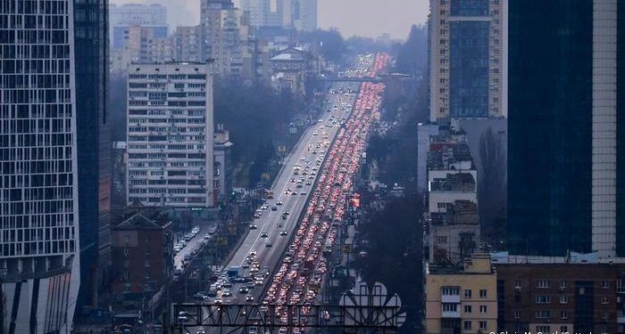 Украинадагы Кыргыз жарандары элчиликтин имаратына чогултулууда