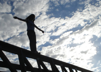 Ысык-Көлдө жаш кыз көлгө секирип, өз жанын кыюуга аракет кылды