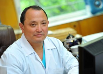 «Жашоо уланууда». 4-оорукананын мурдагы директору Сабырбек Жумабеков кадимки режимде иштеп жатканын айтты