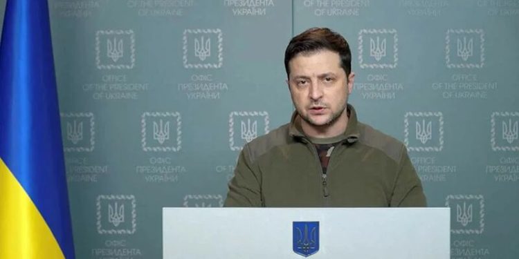 Зеленский Украинаны коргоо үчүн айрым камактагы жарандарды бошотууну жарыялаганы айтылды