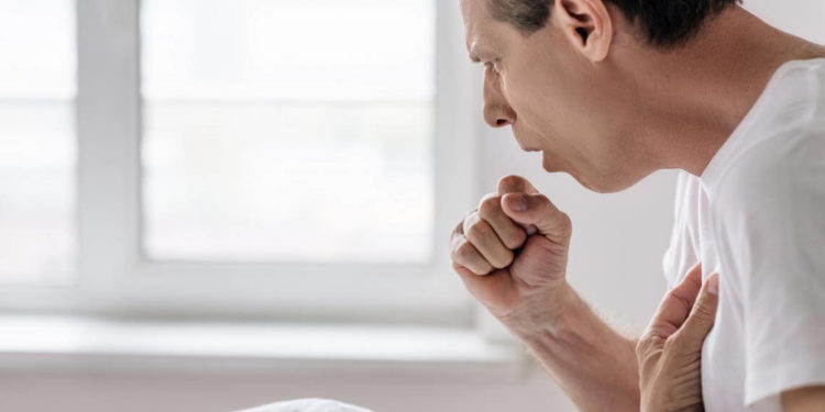 Жөтөлүп жаткан учурда коронавируска каршы вакцина алса болобу? Дарыгердин жообу