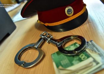 Милиция кызматкерлери пара алып жаткан жеринен кармалды