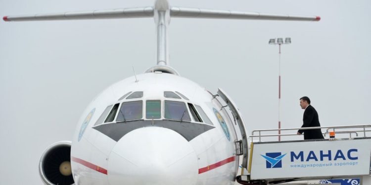 Президент Садыр Жапаров Кытайга учуп кетти. Аны коштоп кеткендердин тизмеси