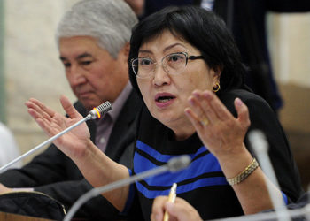 Экс-депутат Чолпон Жакупова: «Интимдик видеолор соцтармакта жайылды. Бул кырдаалга карата эң башында саясатчылар кызыкдар болушу керек эле»