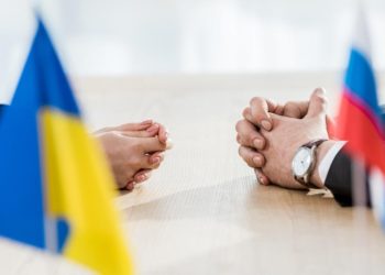 Орусия менен Украинанын биринчи сүйлөшүүсү үзгүлтүккө учураганы жатат
