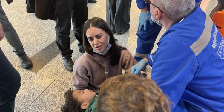 Москвадагы аэропортто Кыргыз жараны баланы өлүмдөн сактап калды