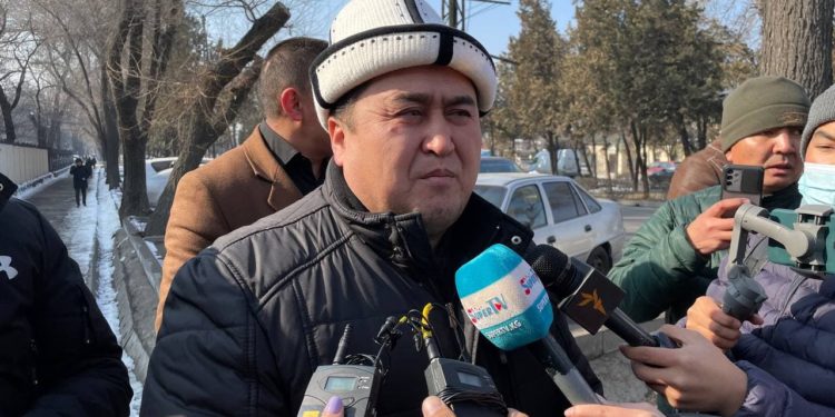 «Жакшысын да, жаманын да жазып жатам». Журналист Семетей Талас уулу УКМКнын имаратынан чыкты