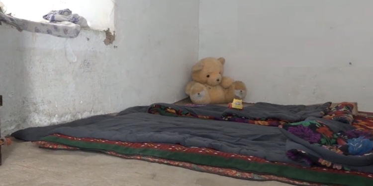 «Ыйлабасын деп аракка мурч кошуп берип». Жалал-Абадда 2,5 жаштагы кызды өлтүргөн делген өгөй атасы 4,5 жылга соттолду