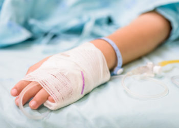 Сокулукта көгала болуп ооруканага түшкөн баланы сабоого шектүү кармалды