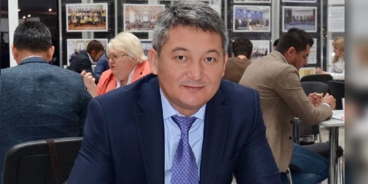 Курсан Асанов менен сүйлөштү делген Алмаз Сарыбаев да үй камагына чыкты