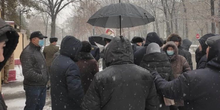 УКМК кармаган Мирлан Ураимовдун тарапташтары митингге чыкты