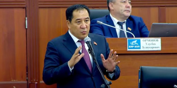 Сооронбай Жээнбековдун кан кудасы Алиярбек Абжалиев кармалды. Ал алдамчылыкка шектелип жатат