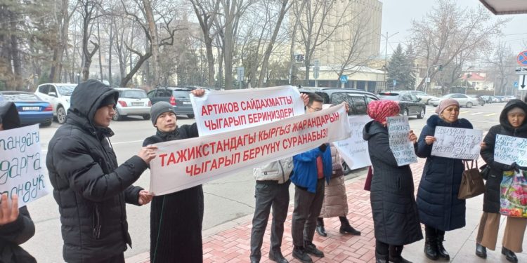 «Биздин үнүбүз эч жакка жетпей жатат». Бишкекте митинг өттү