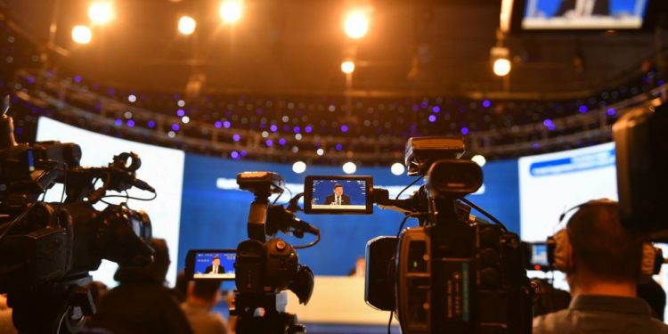 Акылбек Жапаров: «Журналисттер менен сылык-сыпаа мамиле курганды үйрөнүшүбүз керек»