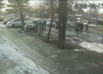 Бишкекте 11 жаштагы кызды сүзүп, качып кеткен маршруттук таксинин айдоочусу кармалды