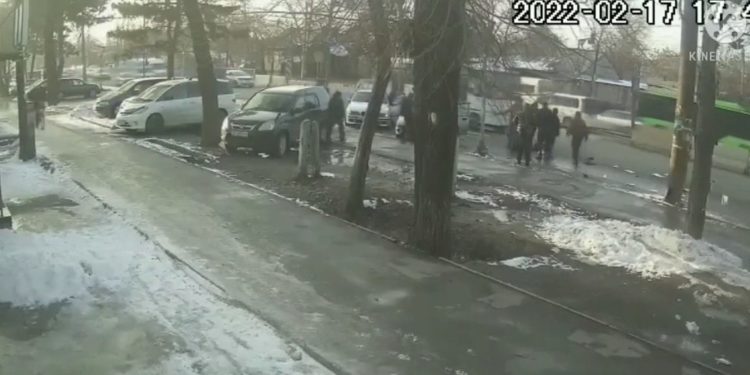 Бишкекте 11 жаштагы кызды сүзүп, качып кеткен маршруттук таксинин айдоочусу кармалды