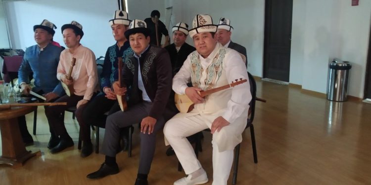 Ысык-Көлдө жаш төкмө акындардын айтышы болуп өттү (сүрөт)