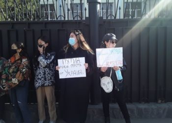 «Согушту токтоткула!». Орусиянын элчилигинин алдында митинг өтүп жатат