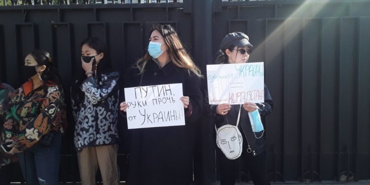 «Согушту токтоткула!». Орусиянын элчилигинин алдында митинг өтүп жатат