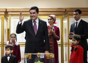 Бийлик атасынан уулуна өтөбү? Түркмөнстанда 12-мартта мөөнөтүнөн мурда президенттик шайлоо өтөт