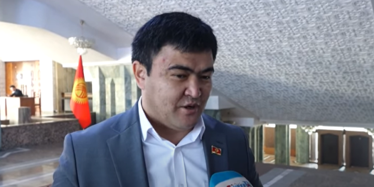 Депутат Маткеримов: «Агамдын уулу үйлөнгөндө кошумча кошо алган жокмун. Менин барганым чоң кошумча болду»