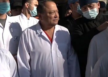 Сабырбек Жумабековдун ордуна дайындалган жаңы директорду ооруканага киргизбей коюшту (видео)