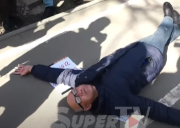 Жарандык активист Өндүрүш Токтонасыров митингде жерге жатып алды. Эмне үчүн?