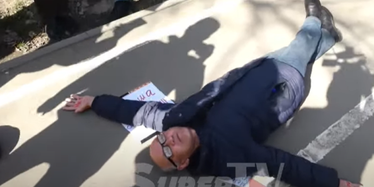 Жарандык активист Өндүрүш Токтонасыров митингде жерге жатып алды. Эмне үчүн?