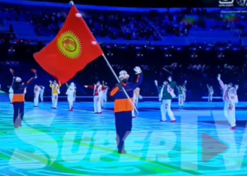 Пекиндеги Кышкы Олимпиада оюндарынын ачылыш аземинде Кыргызстандын желеги желбиреди (видео, сүрөт)
