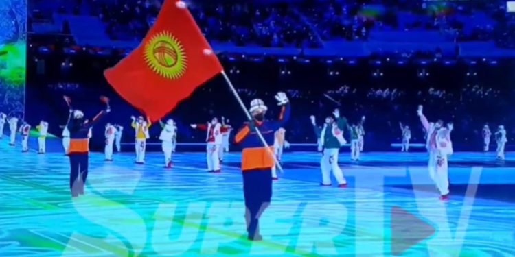 Пекиндеги Кышкы Олимпиада оюндарынын ачылыш аземинде Кыргызстандын желеги желбиреди (видео, сүрөт)