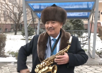 Маданият министрлигинин алдына Кыргыз Эл артисти Курмангазы Азыкбаев нааразылык акциясына чыкты