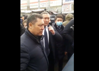 Президент Садыр Жапаров «Ош базарын» кыдырып жүрөт
