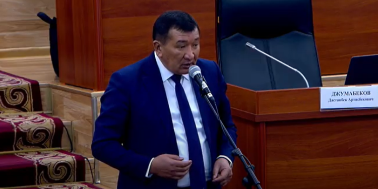 Депутат: «Алымкадыр Бейшеналиев Жогорку Кеңеште кечирим сурасын. Байкап сүйлөш керек»