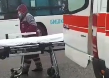 Бишкекте троллейбус жаш кызды сүзүп кетти