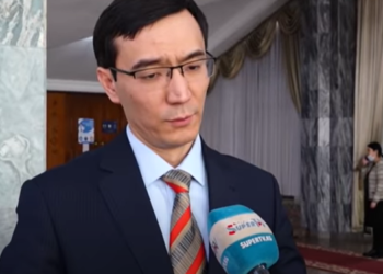 «Чукулашмай, ушак таратмай, жамандоо». Депутат парламенттин кадыр-баркы түшүп кеткенин айтты