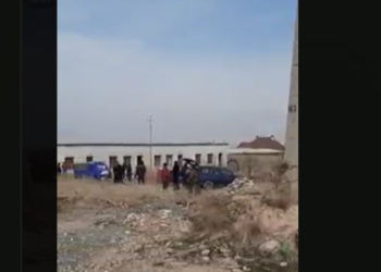 Кыргыз-тажик чек арасына жакын жайгашкан Максат айылында адамдар чогулуп жатканы маалымдалууда