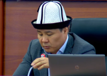 «Даңазалоо керек». Депутат Тазабек Икрамов калпакты мектеп формасы катары киргизүүнү сунуштады