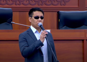 Бекешев: «Эми мигранттар ар 3 айда 6 миң рубль турган медкароодон өтүшү керек болуп калды. Миңдеген биздин жарандар кезекте турушат»