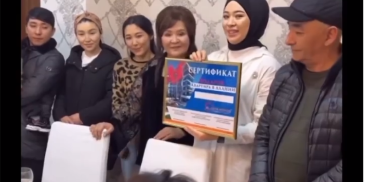 Ырчы Кызсайкал Кабылова ата-энесине Аланьядан үй белек кылды