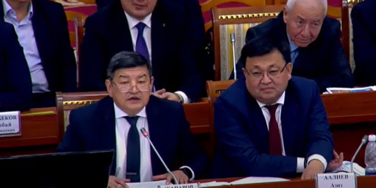 «Гадкий утёнок» ак куу болуп калабы деп акча бөлүп жатабыз». Акылбек Жапаров депутаттарды күлдүрдү