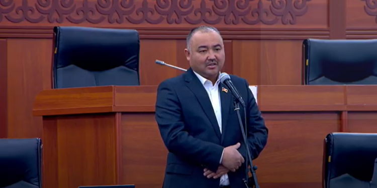 «Балакай баатыр болбосун». Шакиев Байсаловдун депутаттарга карата обу жок сөздөрдү айтканга укугу жок экенин айтты