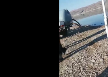 Таластагы сууга унаа менен кан ташып келип, төгүп жаткандардын видеосу тарады