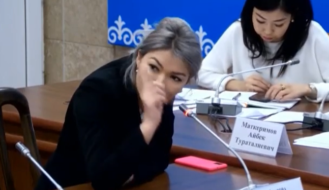 Депутат министрдин орун басарына: «Мектепке кирип, 7 сомдук тамак жеп көрдүңүз беле?»