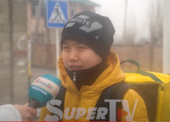 «Атам ооруп, үйгө күндө Тез жардам келчү, муну карап тура албай тамак сатып баштадым» дейт 12 жаштагы Данияр