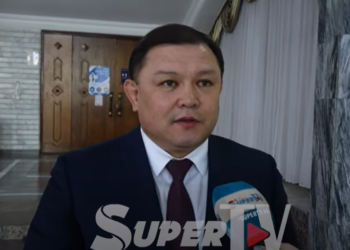 «Элге керек болуп жатса керек». Депутат Жумабеков оң рулдуу унааларды алып кирүүгө каршы эместигин билдирди