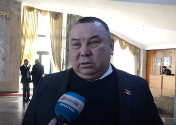 «Кыргызстан оң рулдуу унаалардын өлкөсү эмес». Депутат Балбак Түлөбаев сол рулдуу 15 миң долларлык унаа айдарын айтты