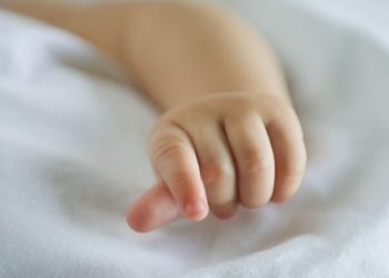 Бишкекте 1 жаштагы наристени сабаган делген бала багуучу милицияга жеткирилди