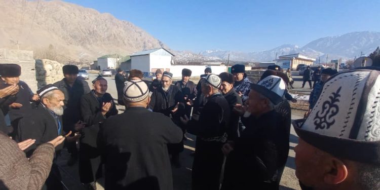 Кыргыз-тажик чек арасы: Эки өлкөнүн аксакалдары жолугушту